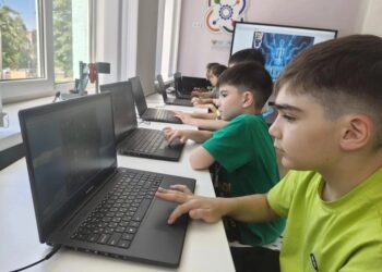 Занятия по программированию для обучающихся летнего пришкольного лагеря